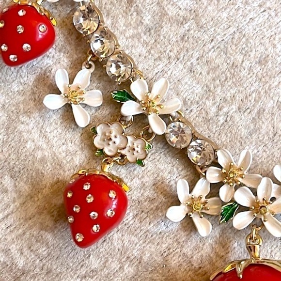 Brand New Betsey Johnson Gold Tone Strawberry Rhinestone Daisy Floral Necklace - Picture 10 of 16